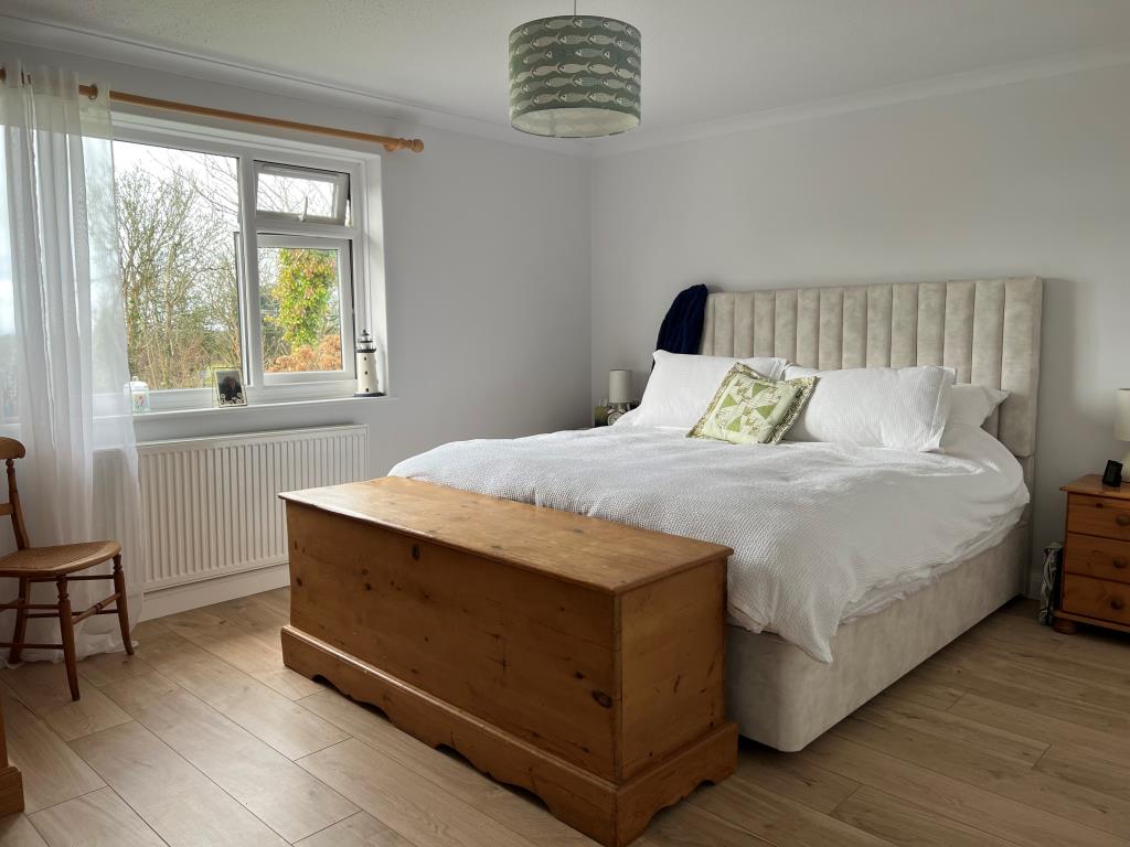 Lot: 49 - DETACHED BUNGALOW ENJOYING SEA AND COUNTRYSIDE VIEWS -